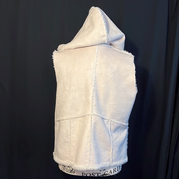 Vest - Picture 4 of 8